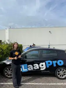 Leerlinge met rijbewijs op doelschool voor rijlessen bij rijschool Slaagpro.