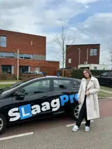 Leerlinge slaagt voor haar rijexamen bij Rijschool Slaagpro in Apeldoorn.
