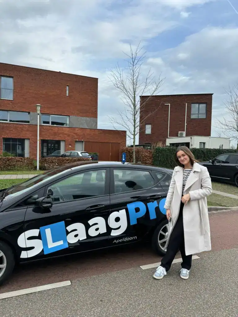 Leren autorijden bij Rijschool Slaagpro in Apeldoorn, succesvolle rij-instructeur en leerling voor je rijbewijs.