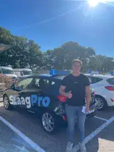 Rijschool Slaagpro student met nieuwe rijbewijs, klaar voor de weg.