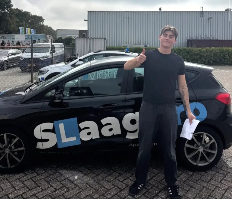 Blije leerling in één keer geslaagd voor rijbewijs bij Rijschool SlaagPro in Apeldoorn